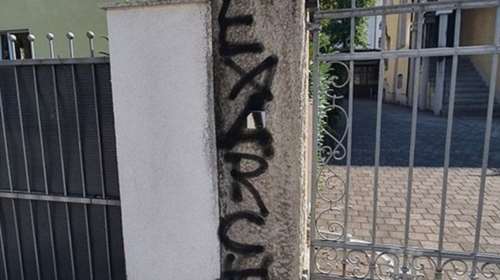 Συνθήματα αντιεξουσιαστών στο ελληνικό προξενείο στο Μόναχο