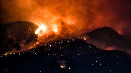 Ολονύχτια μάχη στο Λουτράκι-Συναγερμός στην Πυοσβεστική