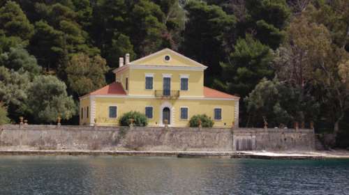 Το υπέροχο σπίτι του Νάνου Βαλαωρίτη στο Ιόνιο