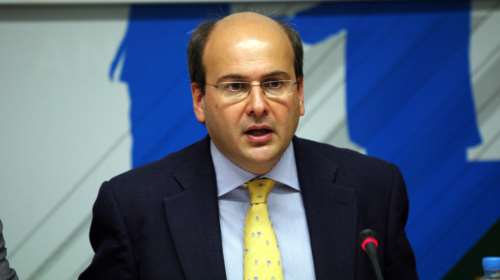 Χατζηδάκης: Κανένας λόγος πανικού από την άνοδο των τιμών πετρελαίου