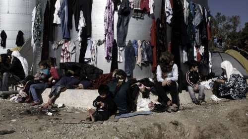 Guardian: 24.000 άνθρωποι σε άθλιες συνθήκες στα νησιά του Αιγαίου