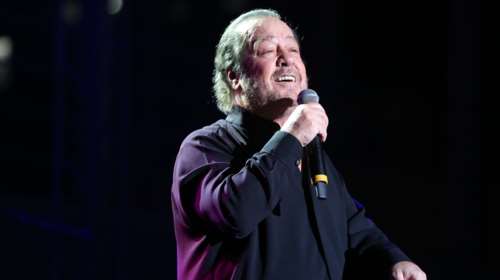 Στα... σύννεφα ο Πάριος: Αυτή είναι η εντυπωσιακή αεροσυνοδός σύντροφός του