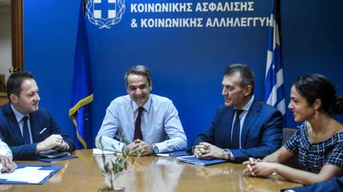 Στο υπουργείο Εργασίας ο Κυριάκος Μητσοτάκης