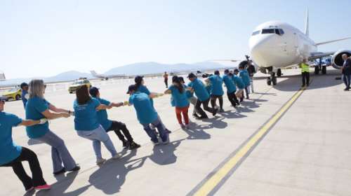 Τράβηξαν για 20 ολόκληρα μέτρα ένα Boeing για... καλό σκοπό