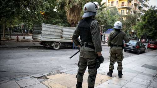 Aπομακρύνθηκε το «ΚΕΠ» των αντιεξουσιαστών από την πλατεία Εξαρχείων (φωτό)