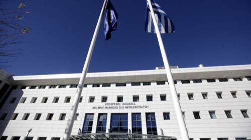 Υπεγράφη η απόφαση για τα απολυτήρια χωρίς θρήσκευμα-ιθαγένεια