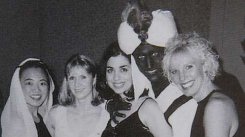 Ο Τριντό συνεχίζει να απολογείται έπειτα από νέες φωτογραφίες και βίντεο