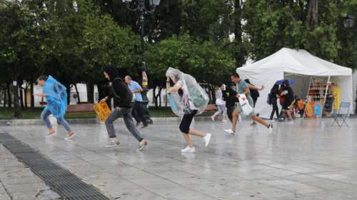 Βροχές, νέα πτώση στις θερμοκρασίες και θυελλώδεις άνεμοι στο Αιγαίο