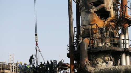 Το Ριάντ δείχνει τις κατεστραμμένες πετρελαϊκές εγκαταστάσεις