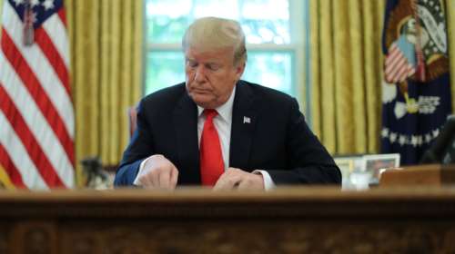 Επιβολή κυρώσεων σε βάρος της κεντρικής τράπεζας του Ιράν από τον Τραμπ