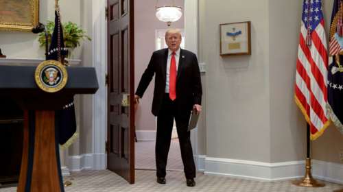 Ο Τραμπ απειλεί να απελευθερώσει τους κρατούμενους του ΙΚ στα σύνορα της ΕΕ