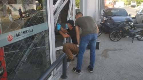 Νέα περιστατικά: Μπούκαραν με κλεμμένα αυτοκίνητα σε εταιρίες