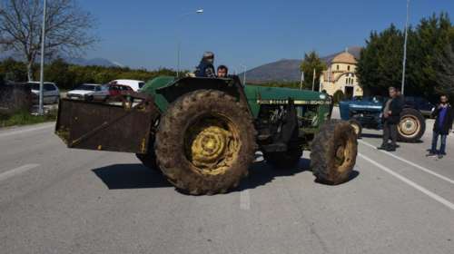 Λάρισα: Συλλαλητήριο αγροτών στον κόμβο του Πλατυκάμπου