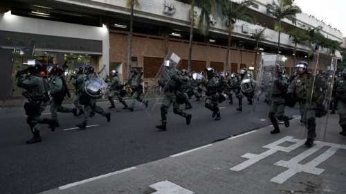 Δακρυγόνα και επεισόδια έξω από εμπορικό κέντρο στο Χονγκ Κονγκ (φωτό)