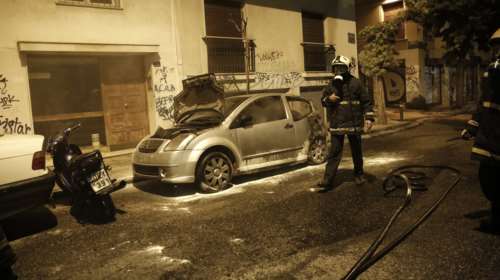 Εντόπισαν νεκρό  σε αυτοκίνητο που κάηκε στα Πατήσια