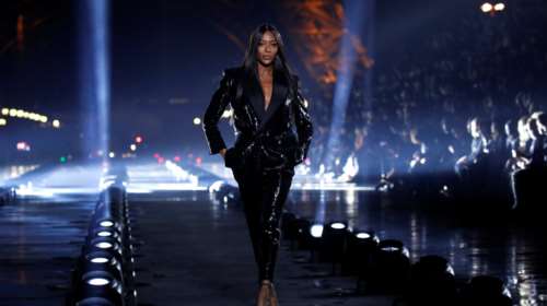 Ναόμι Κάμπελ υπό βροχή με φόντο τον Πύργο του Άιφελ: Προκάλεσε σεισμό