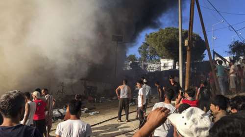 Φωτιά και επεισόδια στον προσφυγικό καταυλισμό της Μόριας - (vid)