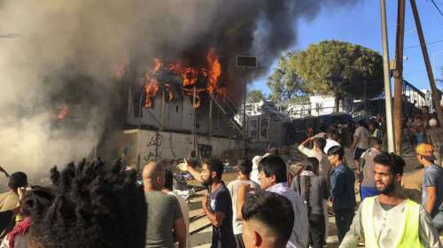 Χάος στη Μόρια: Τουλάχιστον ένας νεκρός, φόβοι για περισσότερους