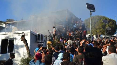 Εκτός ελέγχου η κατάσταση στη Μόρια, νεκρή μία γυναίκα με το παιδί της