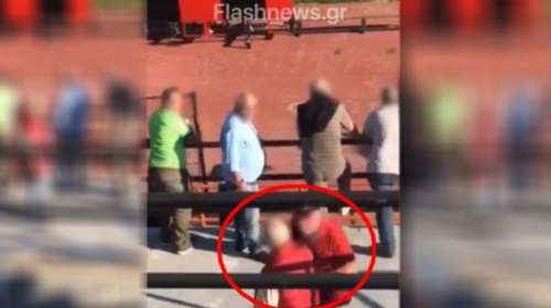 Καλαμαριά: Η στιγμή που οπαδός σπρώχνει 70χρονο στο κενό [βίντεο]