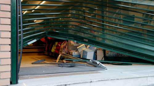 Εισέβαλαν με ΙΧ σε μανάβικο- Εβγαλαν και όπλο