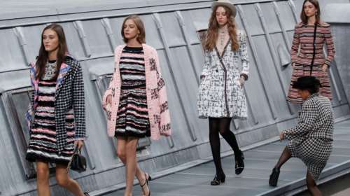 Chanel: Γαλλίδα «μπούκαρε» στην πασαρέλα και περπάτησε με τα μοντέλα