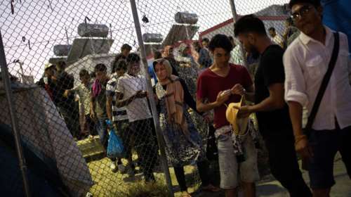 Εμπλοκή του ΥΠΕΣ αποφάσισε το Μαξίμου - Στη Βουλή το προσφυγικό