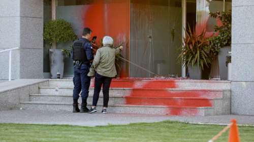 Επίθεση του Ρουβίκωνα στα γραφεία της ΛΑΡΚΟ στο Μαρούσι