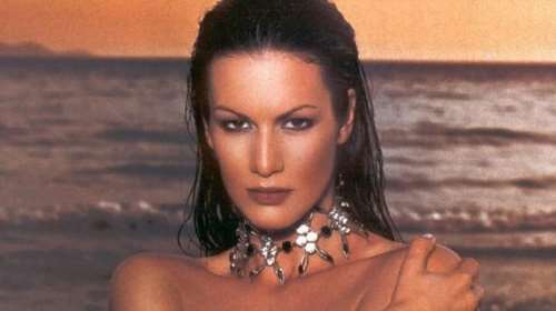 Μάνια Ντέλου: Φωτιά στα κόκκινα το μοντέλο που έγινε ζαχαροπλάστης