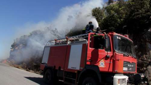Φωτιά  κοντά στον προαστιακό στο Κορωπί