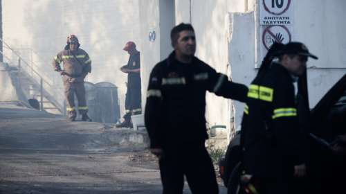 Oλονύχτια μάχη με τις φλόγες σε εργοστάσιο στην Θεσσαλονίκη