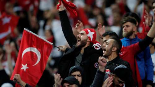 Συνθήματα κατά του PKK από Τούρκους οπαδούς στο Παρίσι (βίντεο)