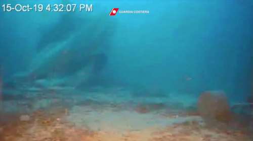 Δύτης στη Λαμπεντούζα: «Βρήκαμε το πτώμα γυναίκας με το μωρό στην αγκαλιά»