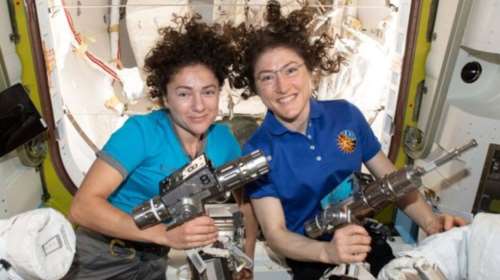 Σε εξέλιξη ο πρώτος αποκλειστικά γυναικείος διαστημικός περίπατος - LIVE