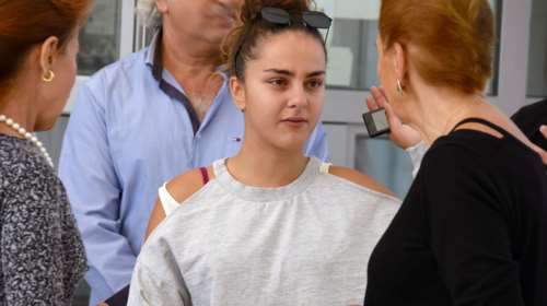 Πιο καλίγραμμη από ποτέ με μαύρο μπικίνι: Η Ζένια Μπονάτσου με μαγιό στην παραλία