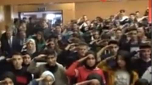 Σάλος με μαθητές που χαιρετούν στρατιωτικά τον Ακάρ στην Τουρκία