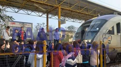 Θεσσαλονίκη: Κατάληψη της σιδηροδρομικής γραμμής για τα κενά στα σχολεία