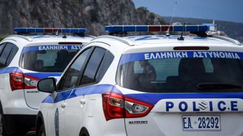 Ανδρας απειλεί να πέσει στο κενό στην πεζογέφυρα Κύμης