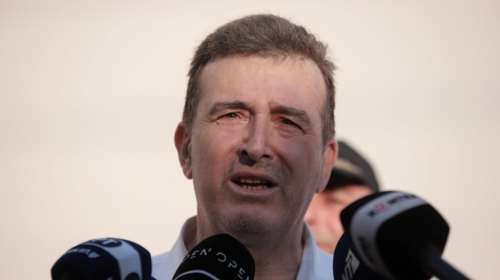 Χρυσοχοΐδης στο Twitter: Θα δω το &quot;Τζόκερ&quot; με τον 15χρονο γιο μου