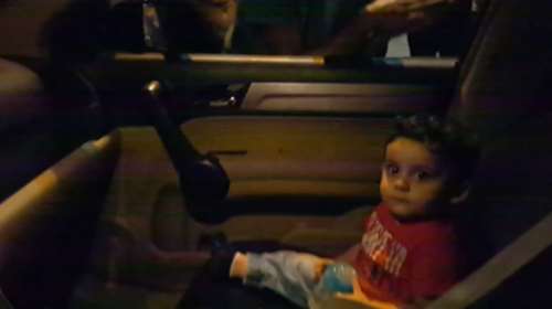 Viral διαδηλωτές στον Λίβανο που τραγουδούν σε τρομαγμένο μωρό (βίντεο)