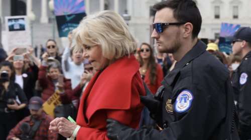 Η Τζέιν Φόντα συνελήφθη ξανά στις διαδηλώσεις για το κλίμα