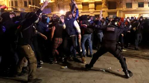 Πεδίο μάχης η Βαρκελώνη: Ογκώδεις διαδηλώσεις