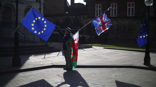 Tρίμηνη παράταση έδωσε η ΕΕ στη Βρετανία για το Brexit