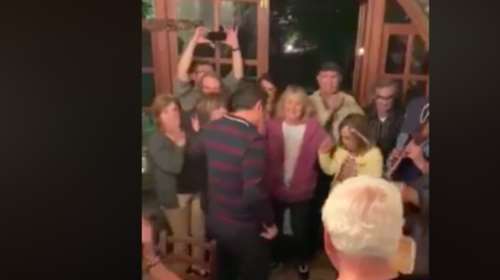 Ο χορός του Τσίπρα σε ταβέρνα στην Αρκαδία (βίντεο)