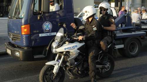 Μαχαίρωσαν στο χέρι μέλος της ΚΝΕ και του ΚΚΕ στο Γέρακα