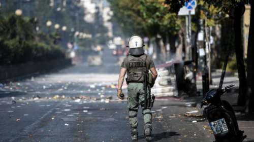 Επεισόδια έξω από την ΑΣΟΕΕ - Χημικά και καμένοι κάδοι (φωτό)