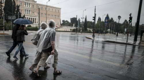 Προβλήματα στους δρόμους από την έντονη βροχόπτωση στην Αττική