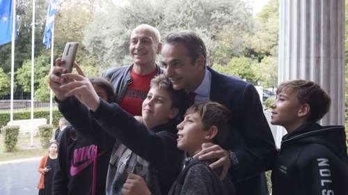 Η απρόσμενη συνάντηση Μητσοτάκη με μαθητές, βροχή οι σέλφι