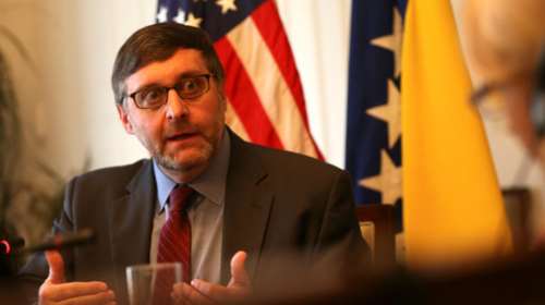 Πάλμερ: Ένταξη της Σερβίας στην ΕΕ μόνο αν αναγνωρίσει το Κόσοβο