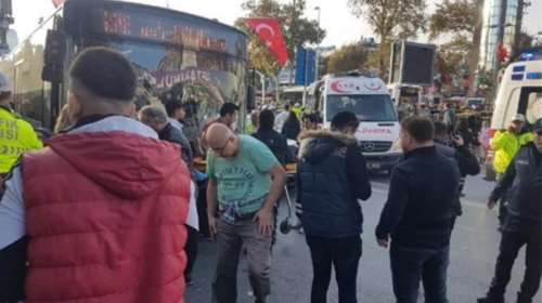 Πανικός στην Κωνσταντινούπολη - Λεωφορείο έπεσε σε στάση (βίντεο)